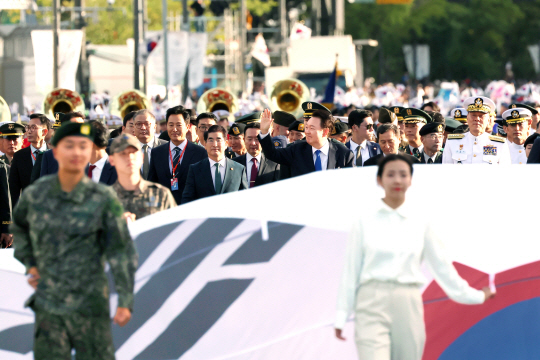 윤석열 대통령이 1일 서울 광화문 일대에서 열린 건군 76주년 국군의날 시가행진에서 국민과 함께 행진하고 있다. 대통령실통신사진기자단/뉴시스