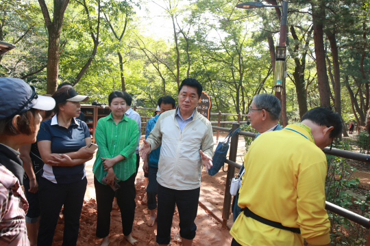 박준희(왼쪽 네 번째) 서울 관악구청장이 주민들과 함께 황톳길을 체험해보고 있다. 관악구청 제공