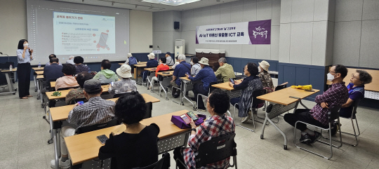 지난달 25일 진행된 어르신 맞춤형 정보통신기술(ICT) 교육. 동대문구청 제공