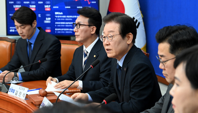 이재명(오른쪽) 더불어민주당 대표가 2일 오전 국회에서 열린 최고위원회의에서 발언하고 있다 곽성호 기자
