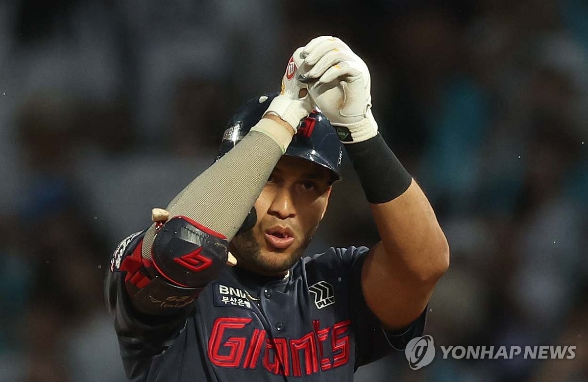 (창원=연합뉴스) 1일 경남 창원NC파크에서 열린 2024 KBO 리그 롯데 자이언츠 대 NC 다이노스 경기. 5회 초 2사 2루 상황 안타를 친 롯데 1번 빅터 레이예스가 기록 수립을 기념하는 세리머니를 하고 있다.이 안타는 201안타로 단일시즌 KBO 최다 안타 타이기록이다. 2024.10.1