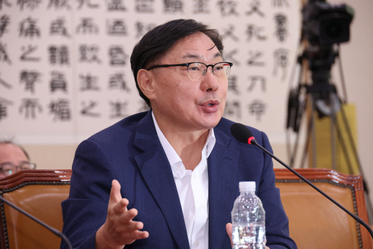 이화영 전 경기도 평화부지사가 지난 2일 국회 법제사법위원회에서 열린 박상용 수원지검 부부장검사에 대한 ‘탄핵소추 사건 조사’ 관련 청문회에 출석, 의원 질의에 답하고 있다. 연합뉴스