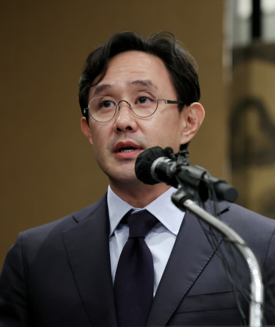 MBK파트너스·영풍 연합과 경영권 분쟁 중인 최윤범 고려아연 회장이 2일 오후 서울 용산구 그랜드하얏트호텔에서 열린 고려아연 자사주 매입 계획 등 경영권 방어 방안에 대한 기자회견에서 발언하고 있다. 뉴시스.