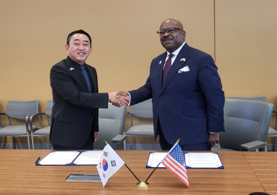 지난 9월 27일 미국 텍사스교통연구원에서 조남민(왼쪽) 한국도로공사 도로교통연구원장(왼쪽)과 그레그 윈프리(Greg Winfree) 텍사스교통연구원(TTI) 원장이 업무협약 체결 후 기념촬영을 하고 있다. 한국도로공사 제공