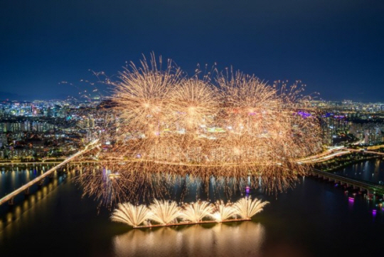 지난해 서울 여의도 한강공원에서 펼쳐진 ‘한화와 함께하는 서울세계불꽃축제’에서 화려한 불꽃 향연이 펼쳐지고 있다.한화 제공