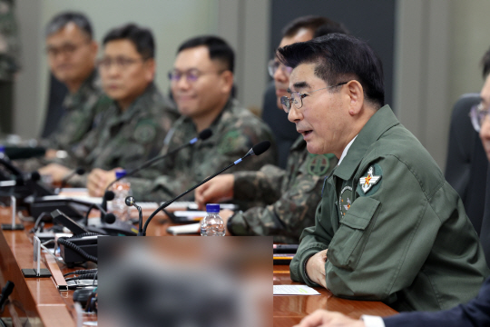 김용현 국방부 장관이 4일 경기도 용인시 지상작전사령부에 대한 군사대비태세를 점검하기 위해 방문, 부대지휘관으로부터 작전현황을 보고 받던 중 질문을 하고 있다. 국방일보 제공