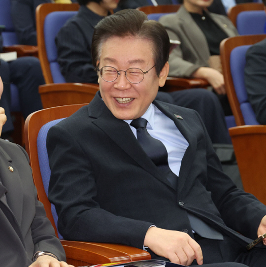 이재명 더불어민주당 대표가 4일 오전 서울 여의도 국회에서 열린 의원총회에 참석해 전현희 최고위원과 대화를 나누고 있다. 뉴시스