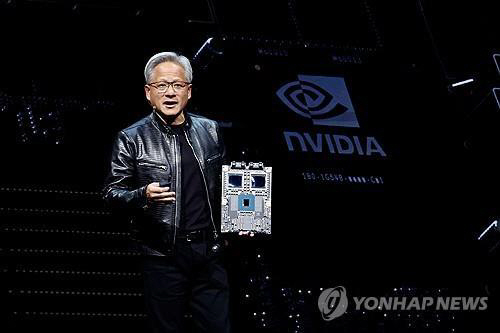 엔비디아의 신형 인공지능(AI) 반도체인 ‘블랙웰’을 소개하는 젠슨 황 엔비디아 CEO