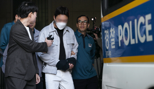 광주 새벽 도심에서 마세라티 차량을 몰다 뺑소니 사망사고를 낸 뒤 달아났던 김모(32)씨가 4일 오전 광주 서구 광주서부경찰서에서 검찰로 송치되고 있다. 뉴시스