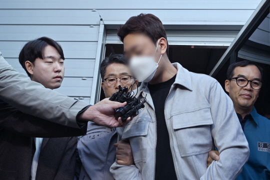광주 ‘뺑소니 사망사고’ 운전자가 검찰로 송치되고 있다. 뉴시스