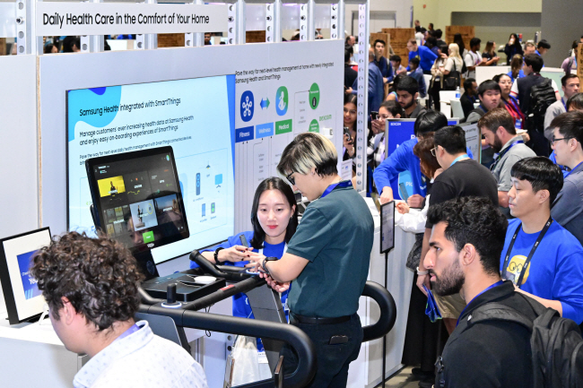 3일 미국 캘리포니아주 실리콘밸리 맥에너리 컨벤션센터에서 개최된 ‘삼성 개발자 콘퍼런스(SDC) 2024’에서 관람객들이 부스에 전시된 사물인터넷 플랫폼 ‘스마트싱스’를 체험하고 있다.  삼성전자 제공