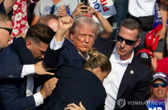 피습 당한 직후 도널드 트럼프 전 대통령. 연합뉴스