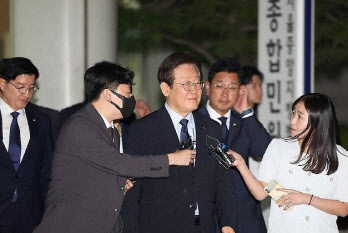 이재명 더불어민주당 대표가 지난달 30일 오후 서울 서초구 서울중앙지법에서 열린 위증교사 혐의 관련 1심 결심 공판을 마친 뒤 법원을 나서고 있다. 연합뉴스