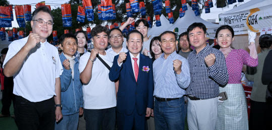 미국 LA 한인축제에 참가한 홍준표 대구시장이 대구지역 식품업체 대표들과 기념사진을 촬영하고 있다. 대구시청 제공