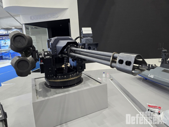 KADEX 2024 LIG넥스원 부스에서 선보인 신형 20mm 원격사격통제체계(RCWS). 20mm 발칸포에서 현궁 두발을 결합한 신형 RCWS롤 눈길을 끌었다. 디펜스투데이 제공