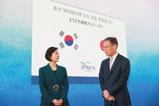 지난 5월 10일 일본 쇼난 아이파크에서 열린 ‘한·일 바이오 에코시스템 라운드테이블’에서 오영주(왼쪽) 중기부 장관과 후지모토 도시오 쇼난 아이파크 대표가 대화를 나누고 있다.  중기부 제공