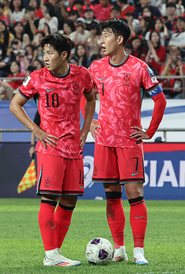 축구대표팀의 이강인(왼쪽)과 손흥민이 지난달 5일 서울월드컵경기장에서 열린 2026 북중미월드컵 아시아 3차예선 1차전에서 대화를 나누고 있다.  연합뉴스