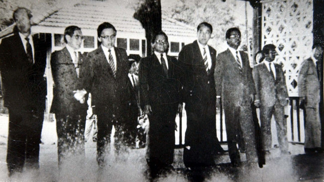 1983년 10월 9일 버마 아웅산 묘소에서 전두환 대통령을 기다리며 도열한 수행 장관들. 폭발 참사 수초 전 취재 기자의 카메라에 찍힌 모습이다.  연합뉴스