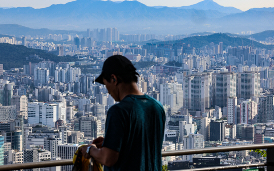 지난달 30일 서울 중구 남산에서 바라본 서울 시내 아파트 단지들의 모습. 뉴시스