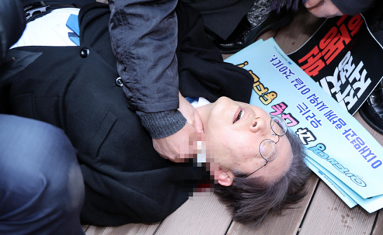 이재명 더불어민주당 대표가 지난 1월 2일 오전 부산 강서구 대항전망대를 방문해 가덕신공항 건설 예정지를 둘러본 뒤 흉기 피습을 당해 쓰러져 있다. 뉴시스