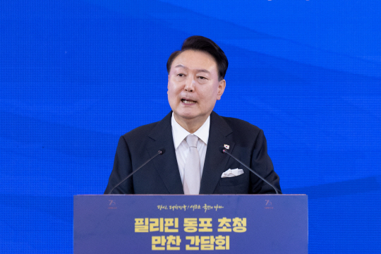 필리핀을 국빈 방문한 윤석열 대통령이 6일(현지시각) 마닐라 페닌슐라호텔에서 열린 필리핀 동포 초청 만찬 간담회에서 격려사를 하고 있다. 뉴시스
