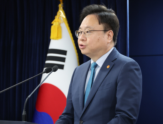 조규홍 보건복지부 장관이 지난 9월 30일 서울 종로구 정부서울청사에서 여야의정 협의체 등 대화에 의료계 참석 촉구 및 의료인력 수급추계 논의기구 구성 방안 등 의료개혁 추진상황 브리핑을 하고 있다.