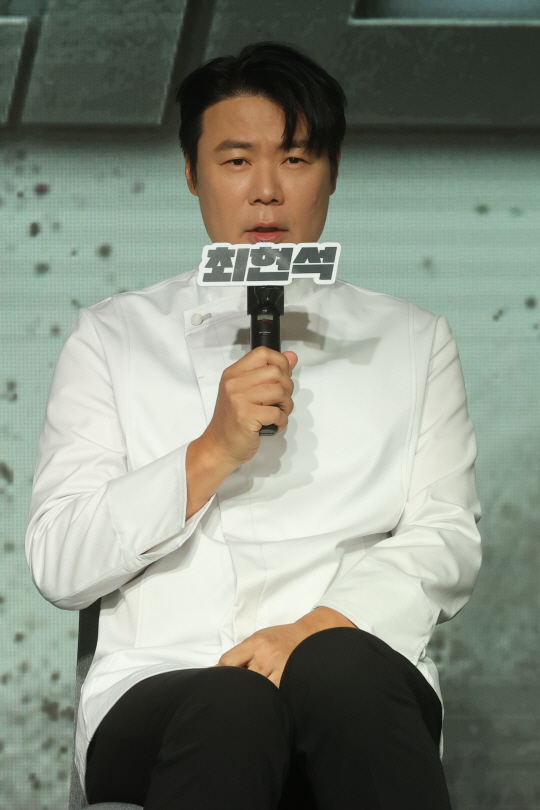 넷플릭스 ‘흑백요리사’에 출연한 요리사 최현석이 7일 서울 마포구 호텔 나루 서울 엠갤러리에서 열린 넷플릭스 ‘흑백요리사: 요리 계급 전쟁’ 기자간담회에서 인사말을 하고 있다. (연합뉴스)