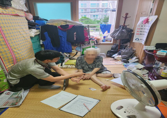 강북구청 직원이 재가 의료급여 사업 대상자 집을 방문해 상담을 진행하고 있다.강북구청 제공