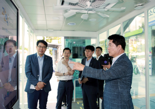 박준희(오른쪽) 서울 관악구청장이 스마트복합쉼터 내부를 둘러보고 있다. 관악구청 제공