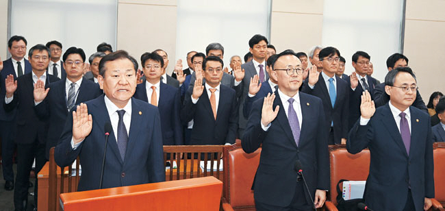 이상민(앞줄 왼쪽) 행정안전부 장관이 7일 오전 서울 영등포구 여의도 국회에서 열린 행정안전위원회 국정감사에 출석해 증인 선서를 하고 있다.   박윤슬 기자