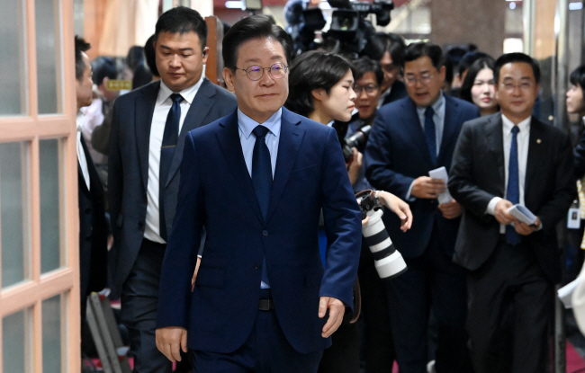 이재명(맨 앞) 더불어민주당 대표가 7일 오전 국회에서 ‘2024 국정감사 종합상황실’ 현판식을 마친 뒤 대표실로 향하고 있다. 곽성호 기자