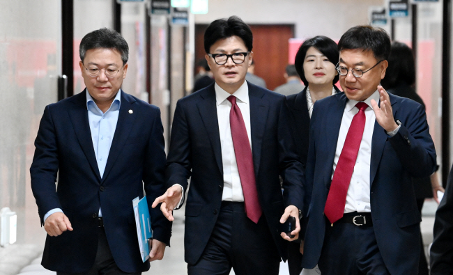 한동훈(가운데) 국민의힘 대표가 7일 오전 국회에서 열린 최고위원회의를 주재하기 위해 회의실로 향하며 서범수(오른쪽) 사무총장과 이야기를 하고 있다.  곽성호 기자