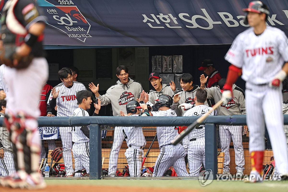 (서울=연합뉴스) 6일 오후 서울 잠실야구장에서 열린 2024 신한 SOL뱅크 KBO 포스트시즌 준플레이오프 2차전 kt wiz와 LG 트윈스의 경기. 4회말 2사 2루 상황 LG 문성주 1타점 적시타 때 홈으로 들어온 2루 주자 박동원이 동료들의 축하를 받고 있다. 2024.10.6