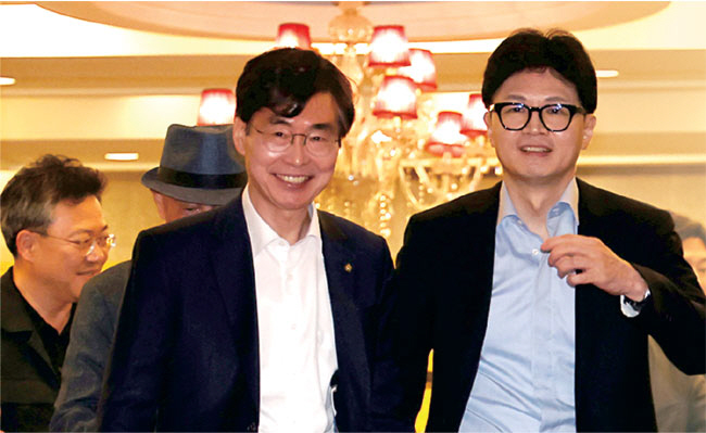 한동훈(오른쪽) 국민의힘 당 대표가 6일 오후 서울 종로구의 한 식당에서 이른바 친한계 의원들과 만찬 회동을 마친 후 식당 문을 나서고 있다. 연합뉴스