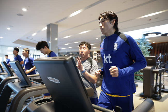 축구대표팀 골키퍼 김승규(오른쪽)가 7일 밤(한국시간) 요르단 암만의 쉐라톤암만알나빌에 자리한 피트니스 센터에서 트레드밀을 달리며 몸을 풀고 있다. 대한축구협회 제공