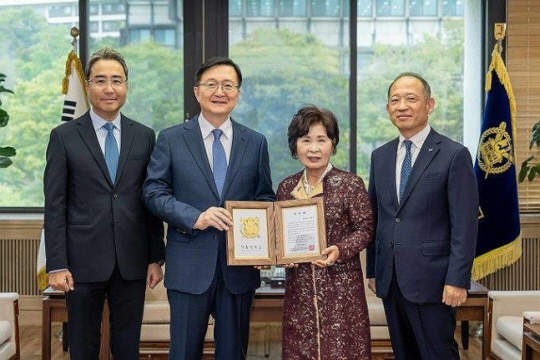 한국콜마가 7일 서울 관악구 서울대 관악캠퍼스에서 진행한 인문대 발전기부금 전달식에서 참석자들이 기념사진을 촬영하고 있다. 오른쪽부터 최현규 한국콜마 대표, 김성애 여사, 유홍림 서울대 총장, 허현행 한국콜마 부사장. 한국콜마 제공