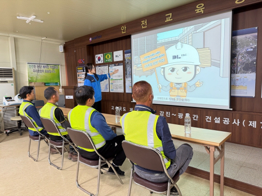 애니메이션 안전교육 영상을 보는 DL이앤씨의 외국인 근로자들. DL이앤씨 제공