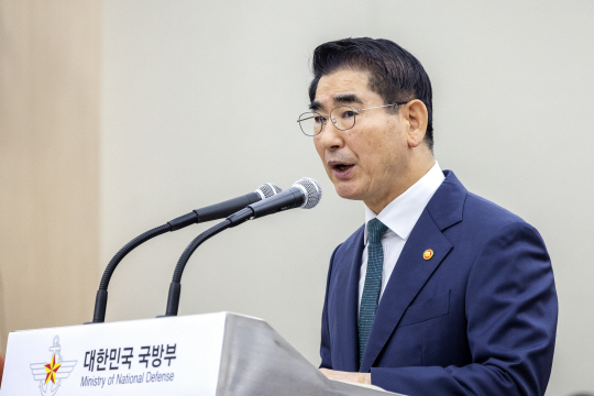 김용현 국방부 장관이 8일 서울 용산구 국방부에서 열린 국정감사에서 인사말을 하고 있다.국회사진기자단/연합뉴스