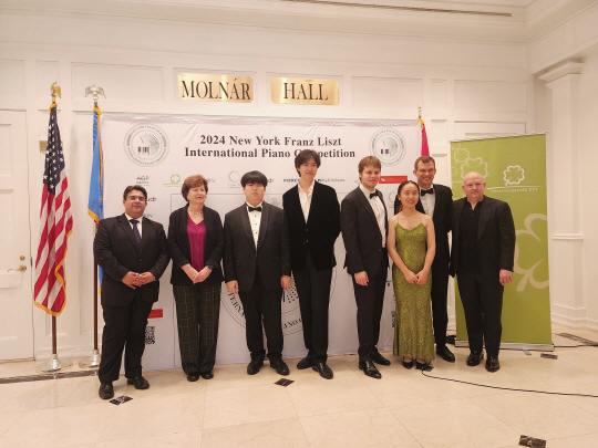 왼쪽에서 네 번째가 피아니스트 김송현. 뮤직앤아트컴퍼니 제공