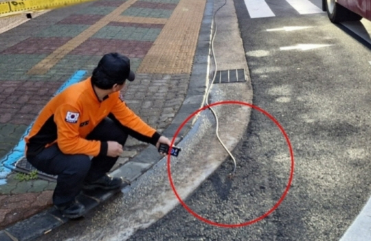 지난 7일 오후 5시46분쯤 제주 서귀포시 대정읍 하모체육공원 인근 인도에서 걷던 40대 남성 A씨가 끊어져 떨어진 전선에 감전되는 사고가 발생했다. 제주소방안전본부 제공