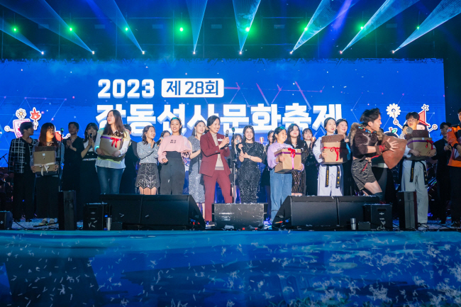 이수희(앞줄 가운데) 서울 강동구청장이 주민들과 함께 지난해 강동선사문화축제의 개막을 알리고 있다. 강동구청 제공