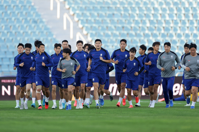 축구대표팀 선수들이 9일(한국시간) 밤 요르단 암만 인터내셔널 스타디움에서 열린 2026 북중미월드컵 아시아 3차예선 B조 3차전 공식 훈련에서 가벼운 달리기로 몸을 풀고 있다. 대한축구협회 제공