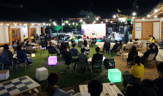 경북 칠곡군 향사아트센터에서 ‘사람 정(情)류장 토크 콘서트’가 열리고 있다. 칠곡군청 제공