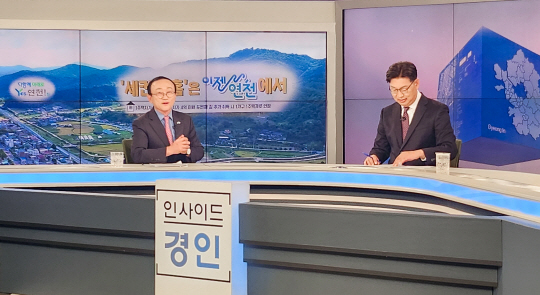 김덕현 연천군수가 한 방송 프로그램에 출연해 경기도 유일의 ‘세컨드 홈 특례지역’인 연천군의 미래 청사진을 제시하고 있다. 연천군 제공