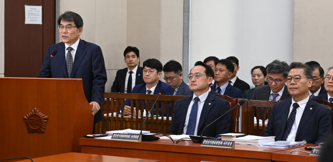 노태악(왼쪽) 중앙선거관리위원장이 10일 오전 국회에서 열린 행정안전위원회 국정감사에서 인사말을 하고 있다. 곽성호 기자