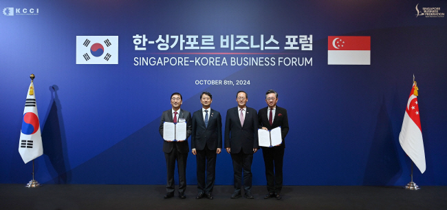 8일 포럼에서 윤영준(왼쪽부터) 현대건설 사장, 안덕근 산업통상자원부 장관, 탄시렝 싱가포르 통상산업부 제2장관, 션 치아오 서바나 주롱 사장이 기념사진을 찍고 있다. 현대건설 제공