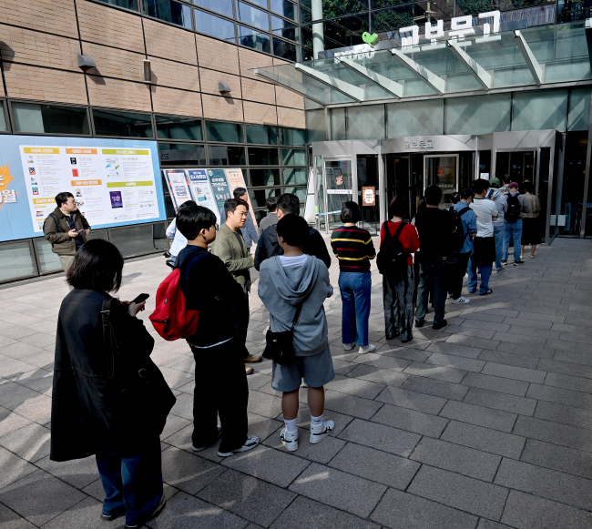 소설가 한강이 노벨문학상을 수상했다는 소식이 전해진 이튿날인 11일 오전 한강의 작품을 찾는 시민들이 서울 종로구 교보문고 광화문점 앞에 줄을 서고 있다. 한강은 전날 한국인 최초, 아시아인 여성 최초로 노벨문학상을 수상했다. 백동현 기자
