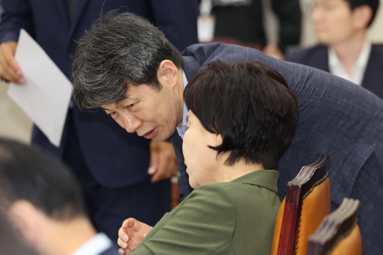 지난 10일 오전 서울 여의도 국회에서 열린 행정안전위원회 국정감사에서 윤건영 더불어민주당 간사와 조은희 국민의힘 간사가 대화를 나누고 있다. 뉴시스