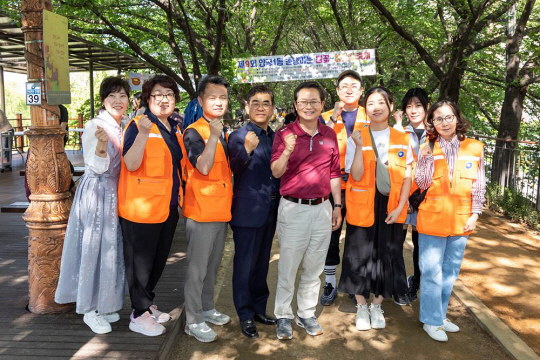 최호권(오른쪽 세번째) 서울 영등포구청장이 구민들과 함께 황톳길을 걸으며 파이팅을 외치고 있다. 영등포구청 제공