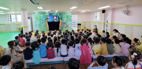 서울 강서구 관내 어린이들이 어린이집에서 어린이극 공연을 관람하고 있다. 강서구청 제공
